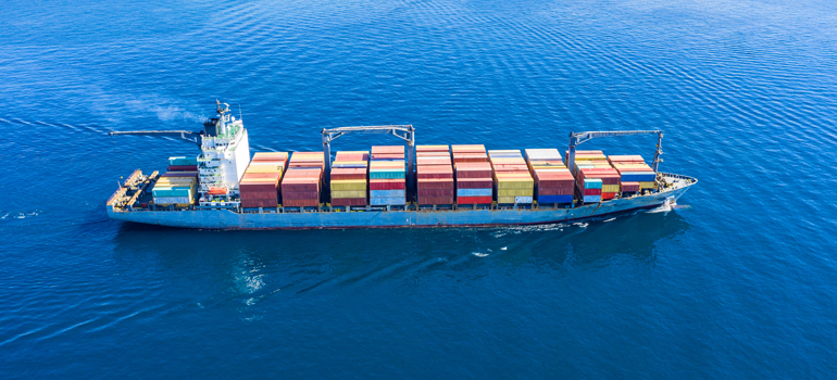 ما هي أسباب ارتفاع تكلفة الشحن البحري عالميًا؟ وهل تستمر في الارتفاع؟