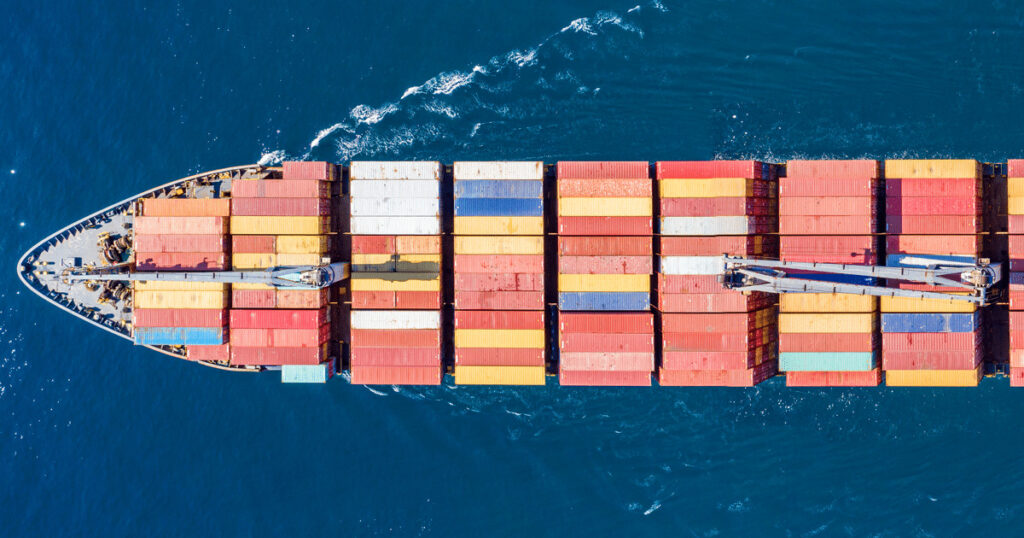 ما هي أسباب ارتفاع تكلفة الشحن البحري عالميًا؟
