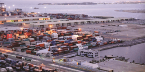 أكبر سفينة حاويات في تاريخ الموانئ السعودية ترسو في جدة
