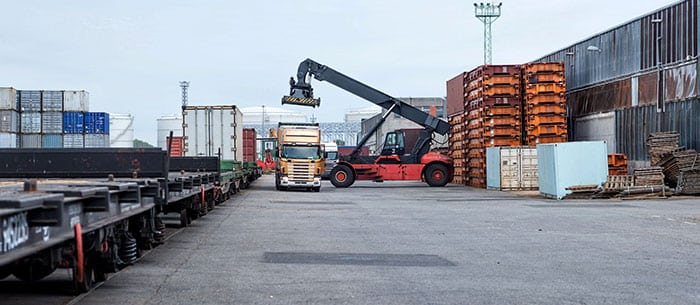 تحديات وحلول نقل حاويات الشحن